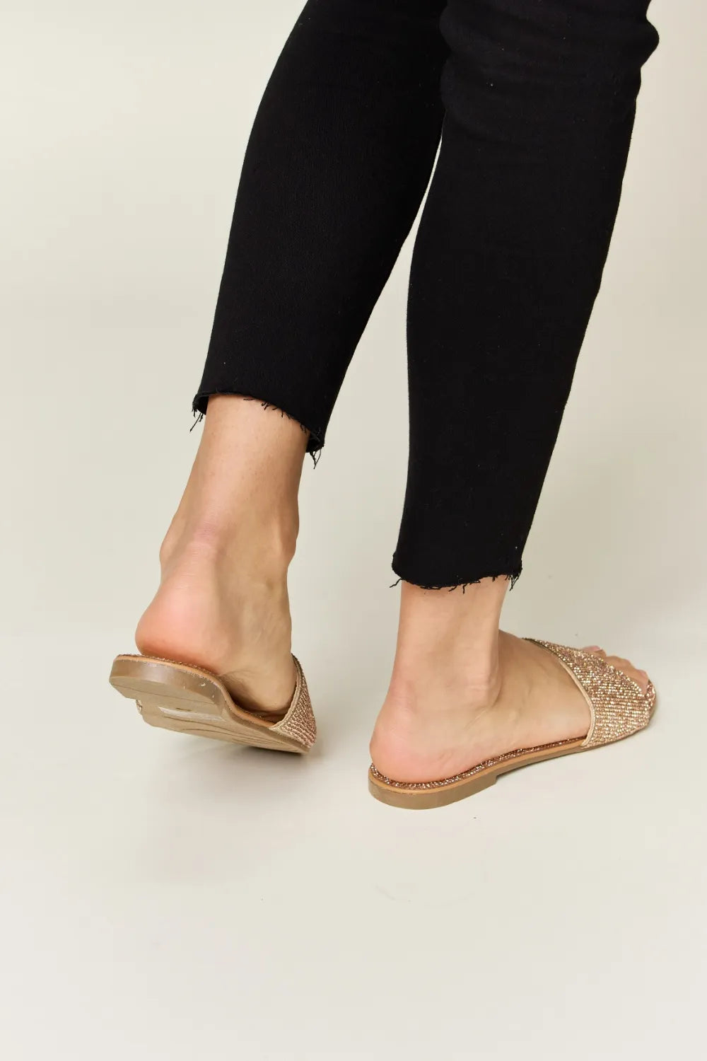 WILD DIVA Rhinestone Open Toe Flat Sandals - cas7m