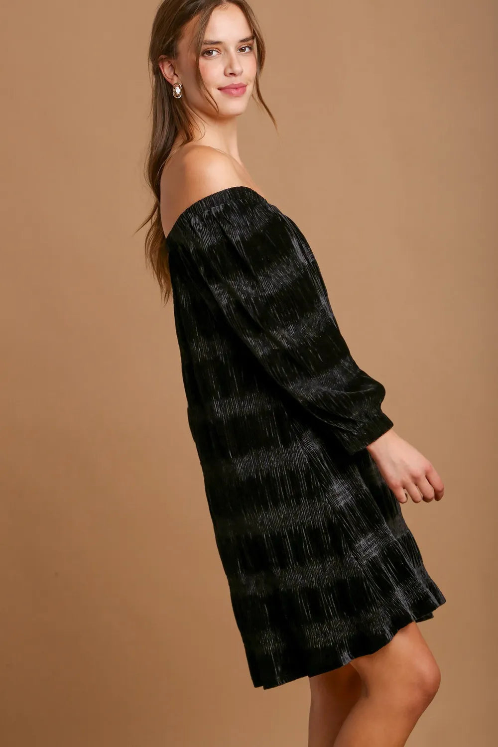 Umgee Off-Shoulder Balloon Sleeve Velvet Mini Dress - cas7m