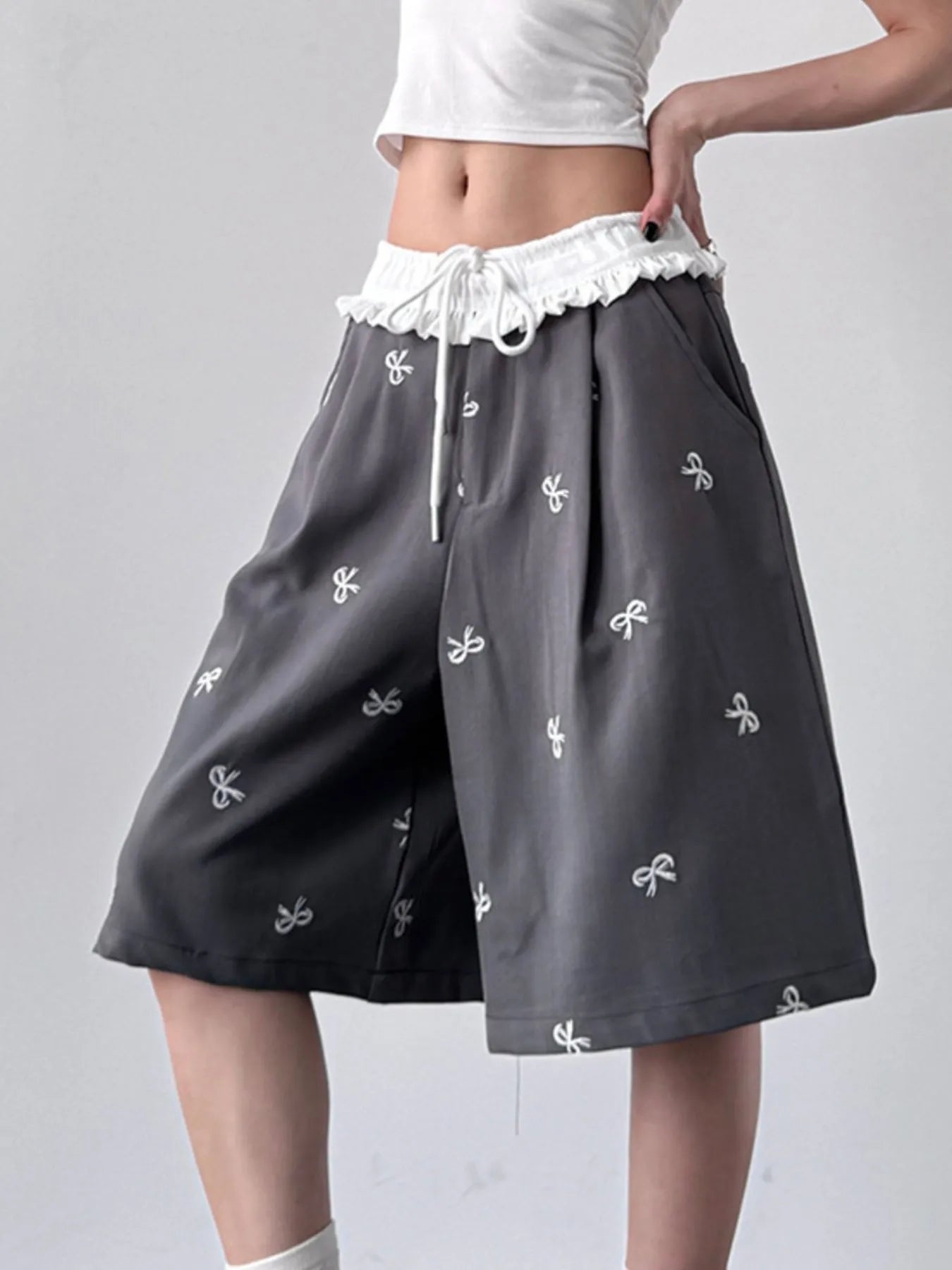Bow Print Wide Leg Shorts with Contrast Ruffle Waistband - cas7m