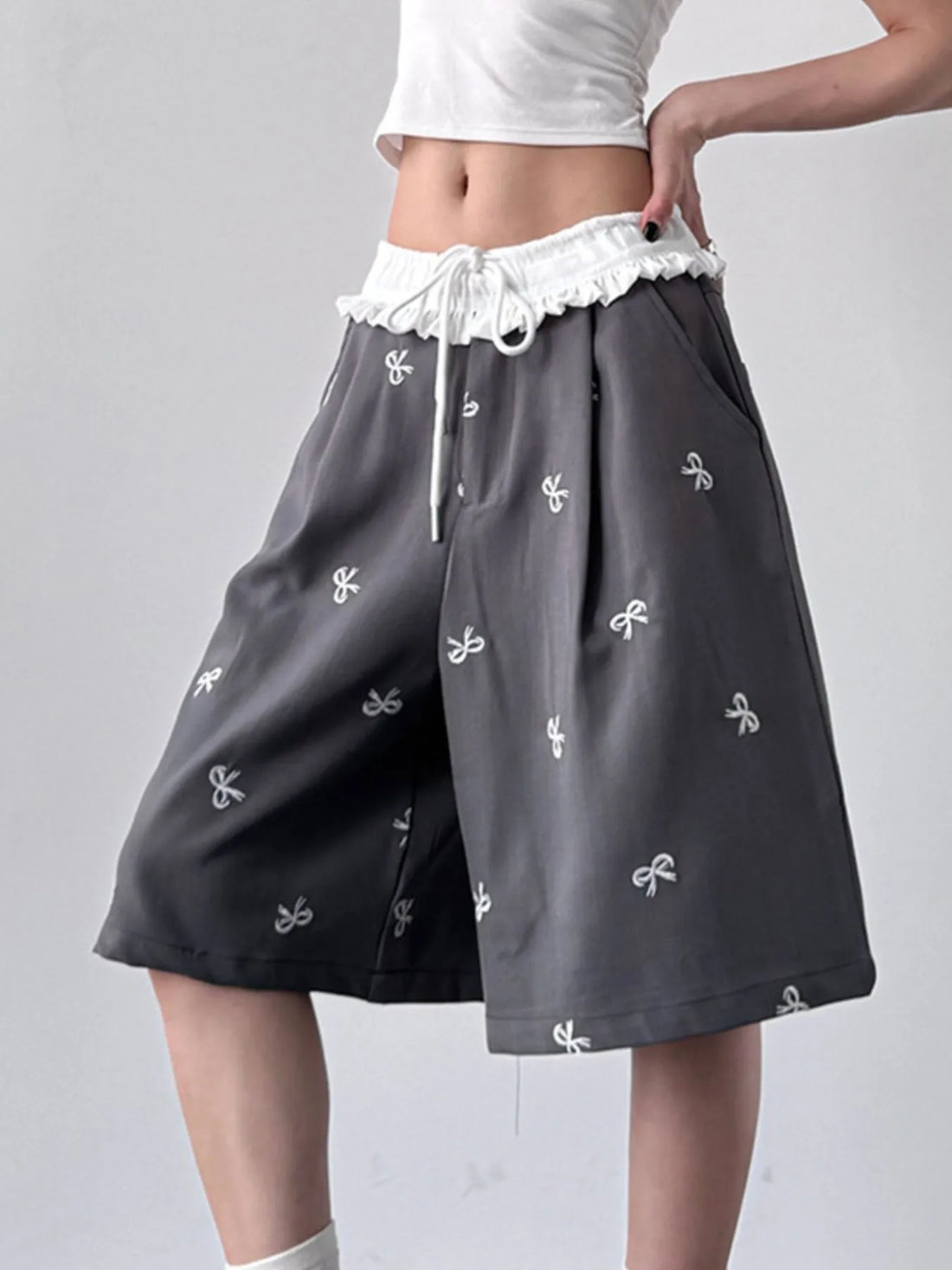 Bow Print Wide Leg Shorts with Contrast Ruffle Waistband - cas7m