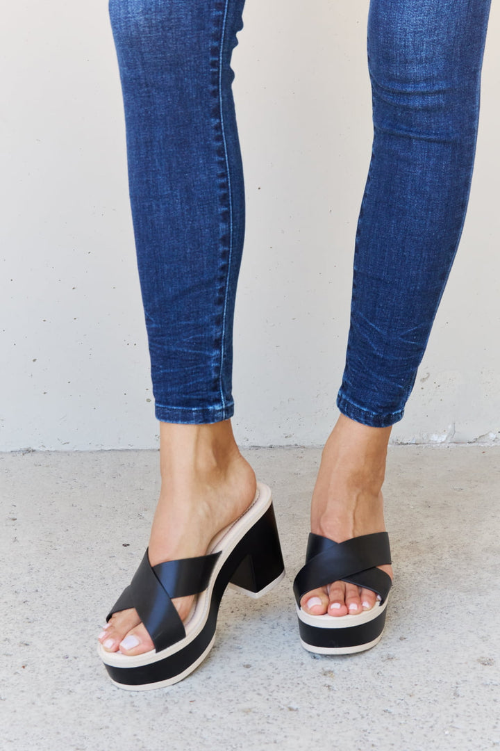 Weeboo Cherish The Moments Contrast Platform Sandals in Black - cas7m
