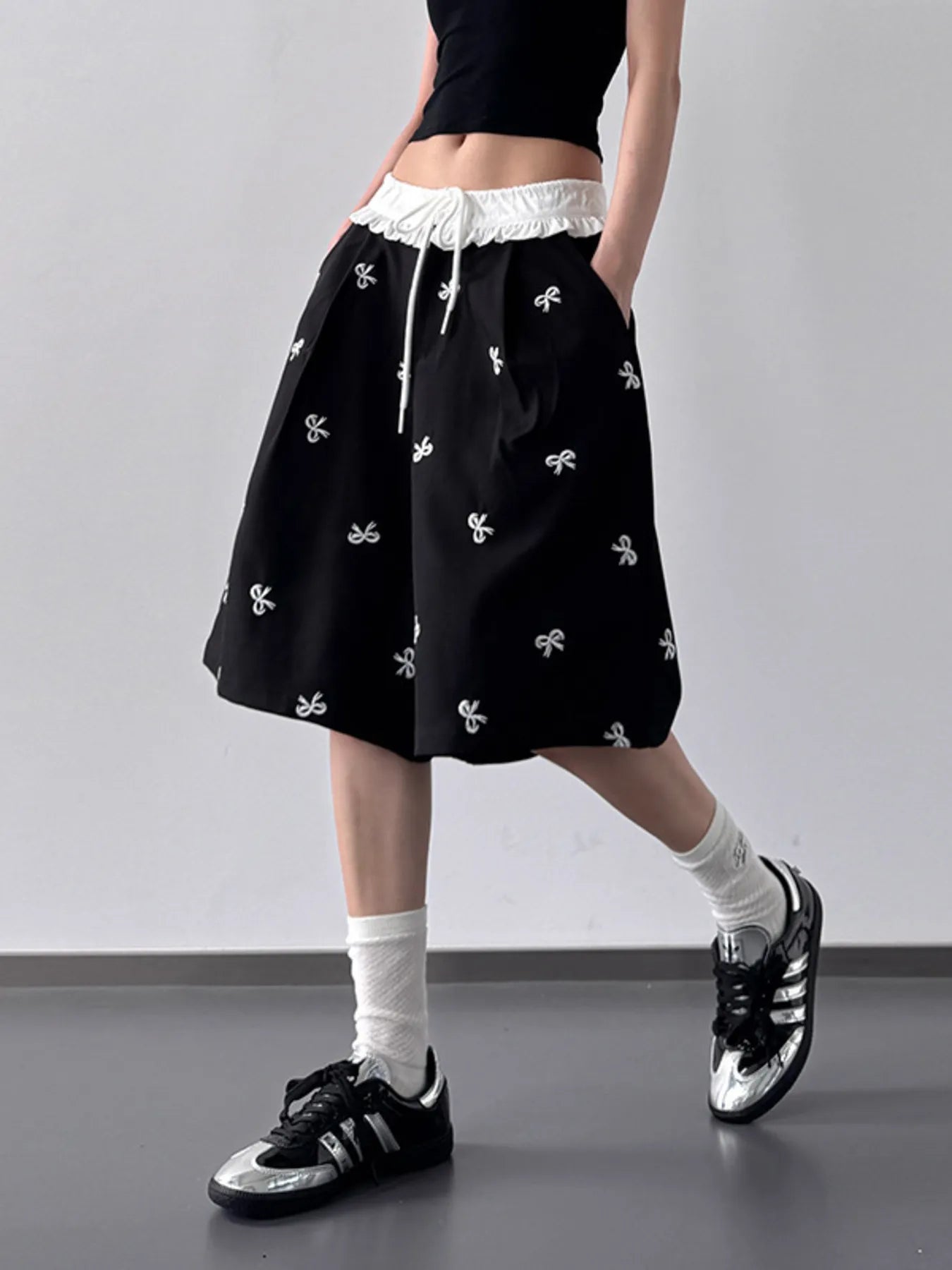 Bow Print Wide Leg Shorts with Contrast Ruffle Waistband - cas7m