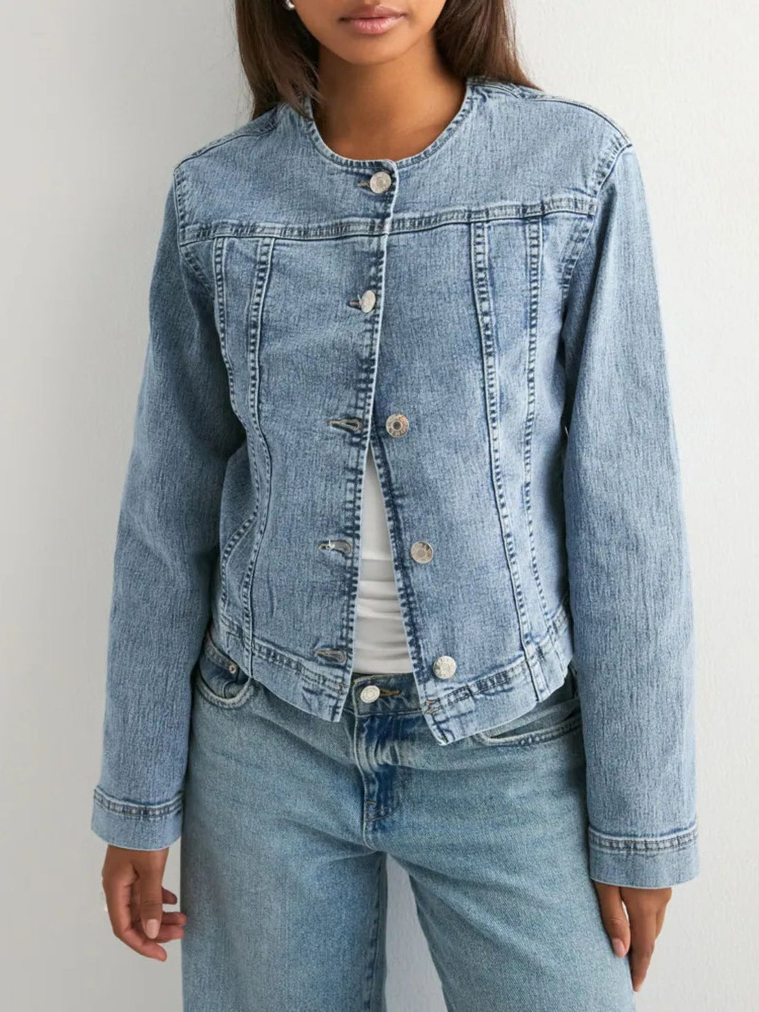 Classic Button-Down Denim Jacket - cas7m