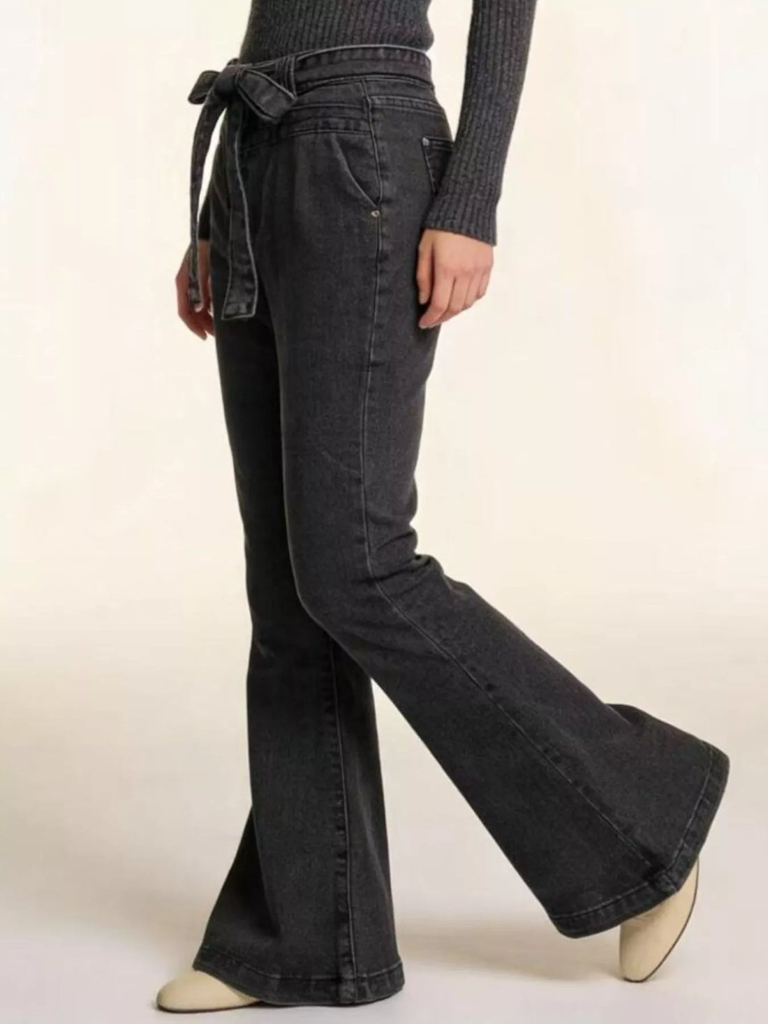 Bow-Tie High-Waisted Flare Jeans - cas7m