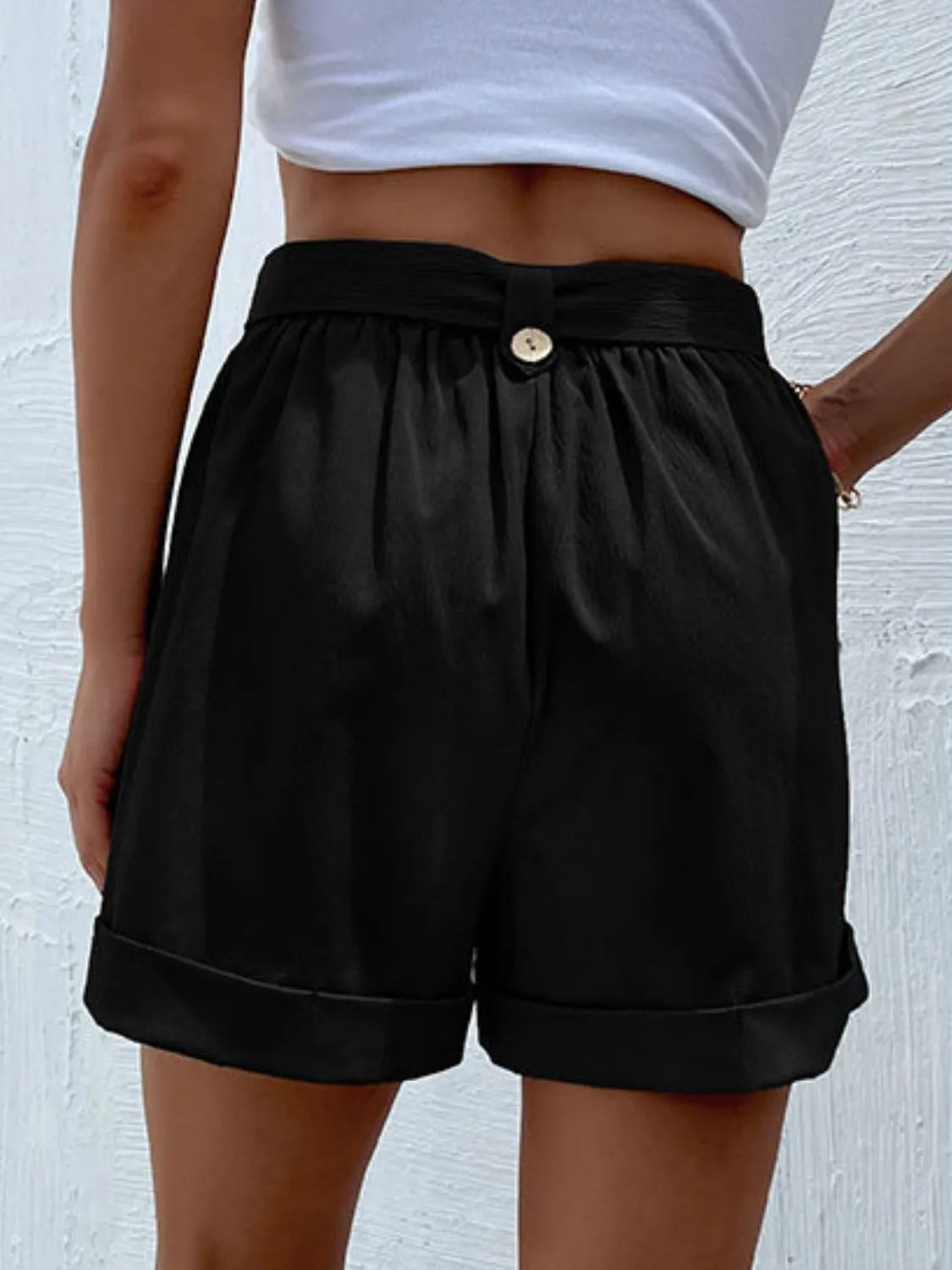 High-Waisted Pleated Shorts with Belt Detail - cas7m