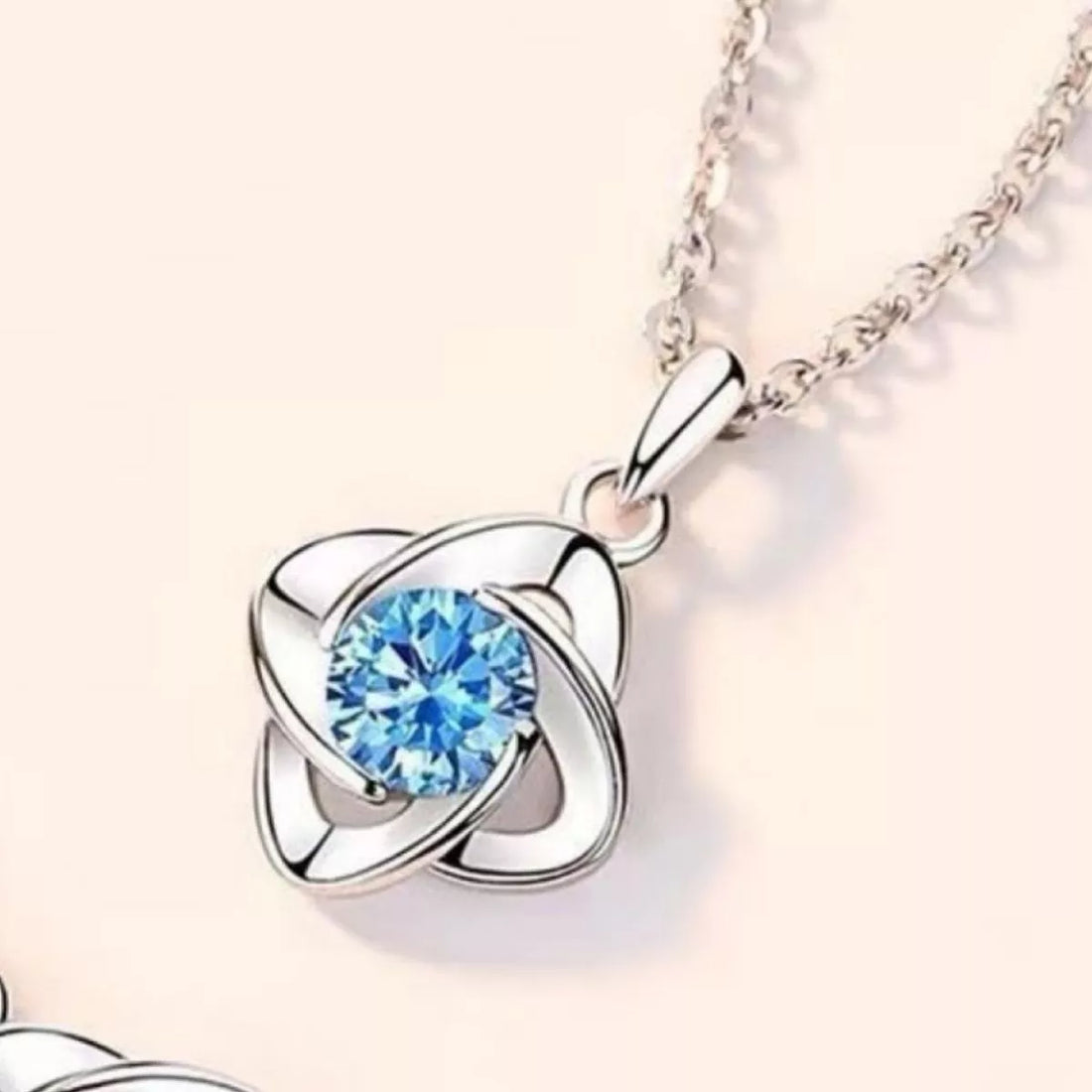 Four-Leaf Clover Pendant Necklace - cas7m