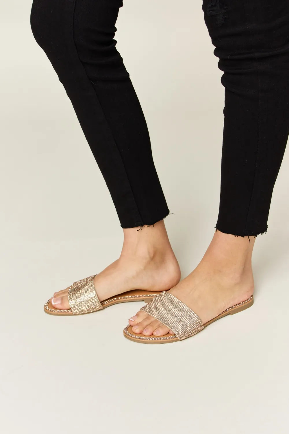 WILD DIVA Rhinestone Open Toe Flat Sandals - cas7m
