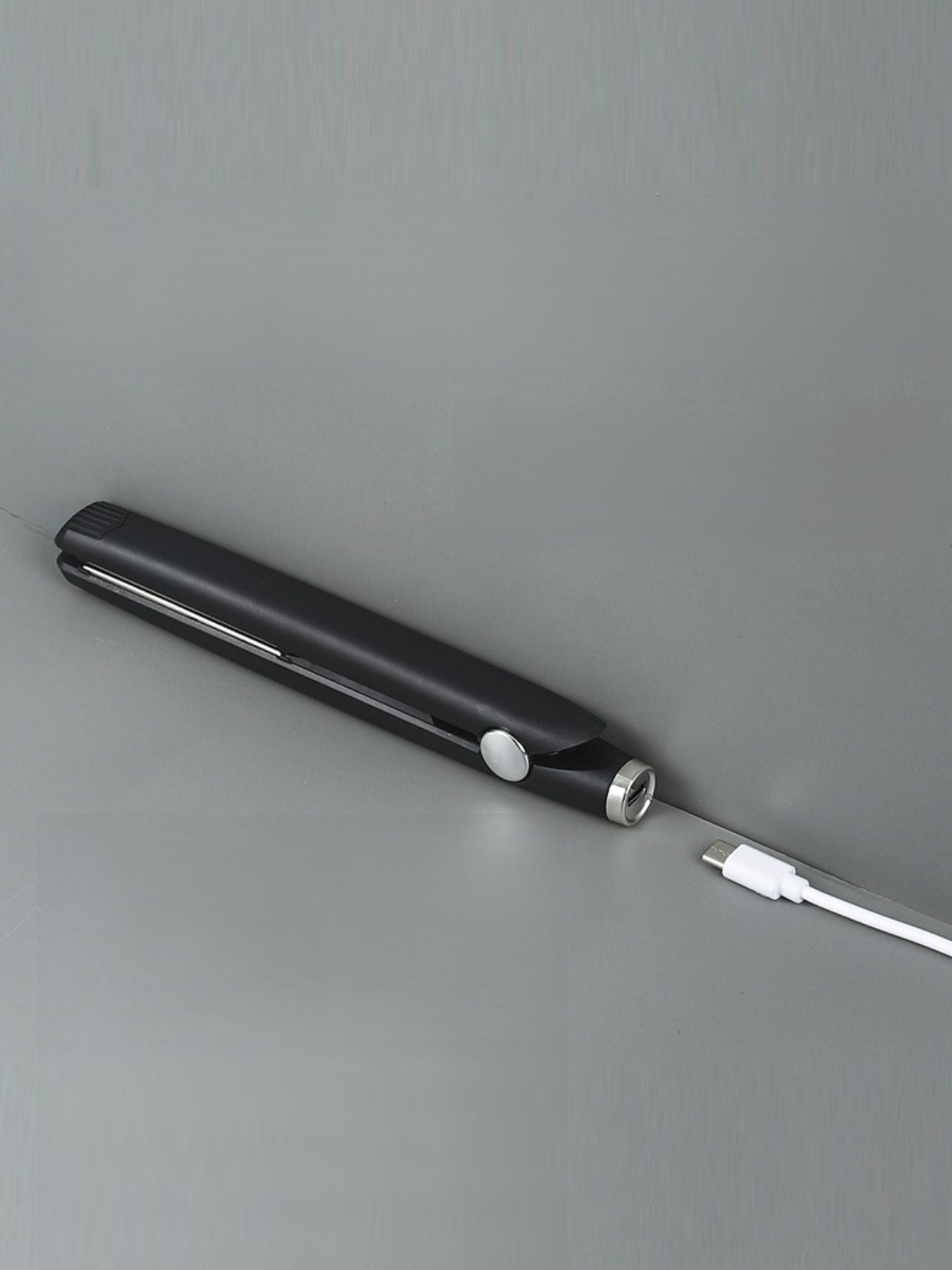 ProSalon Ceramic Hair Straightener: Sleek, Glossy Results Anytime - cas7m