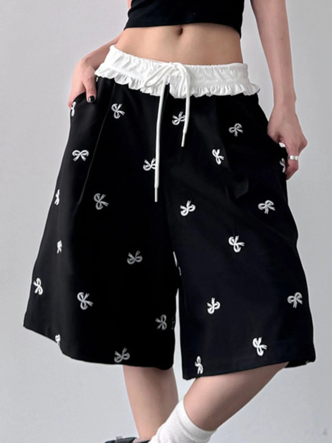 Bow Print Wide Leg Shorts with Contrast Ruffle Waistband - cas7m