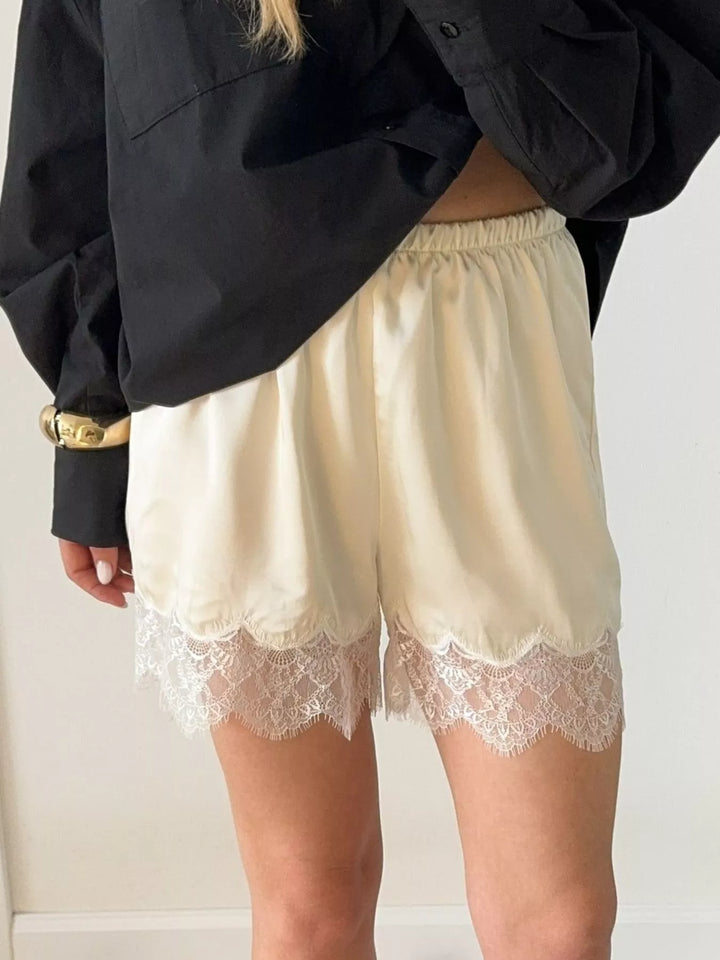 Lace Trim Elastic Waist Shorts - cas7m