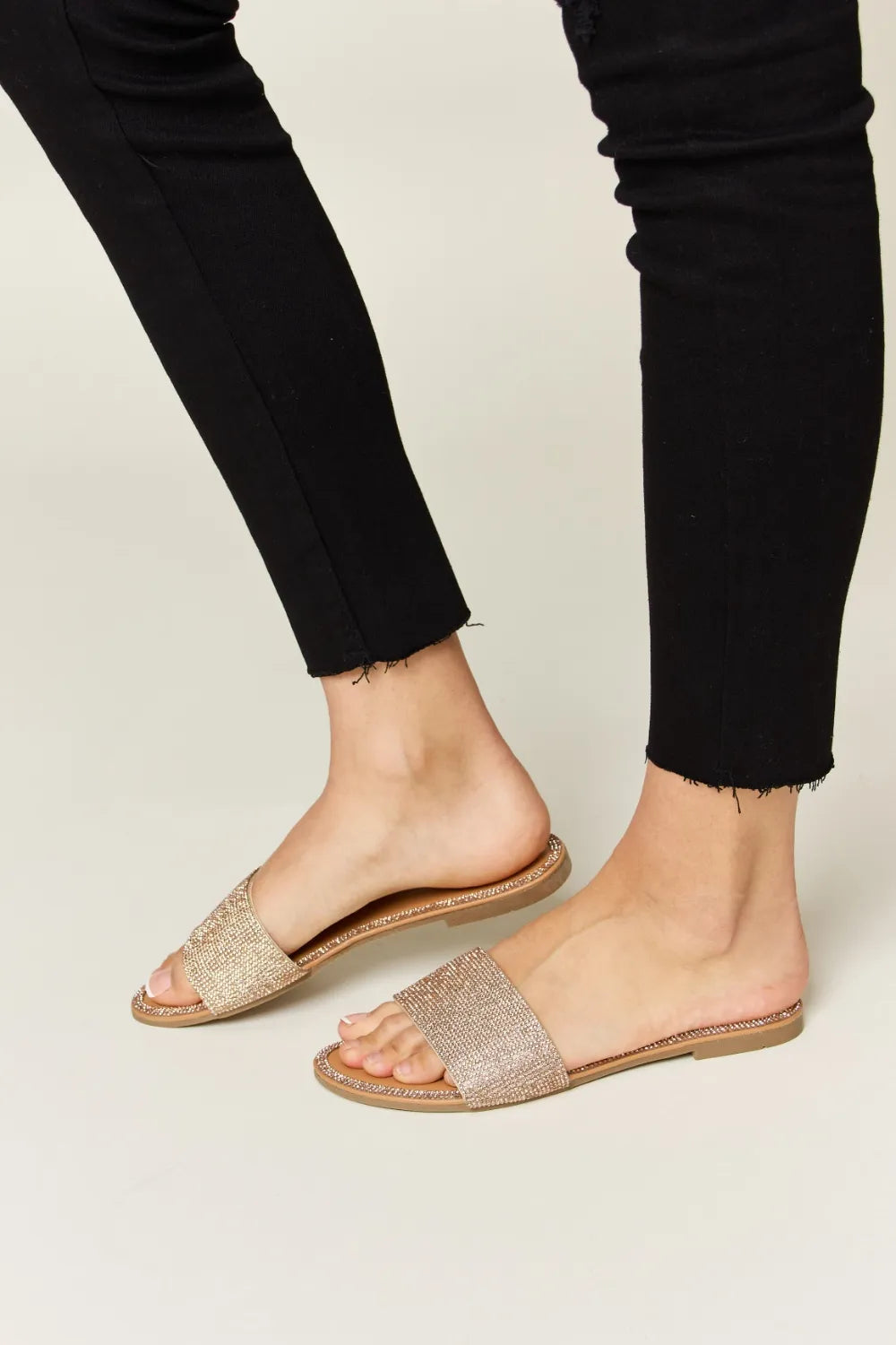 WILD DIVA Rhinestone Open Toe Flat Sandals - cas7m