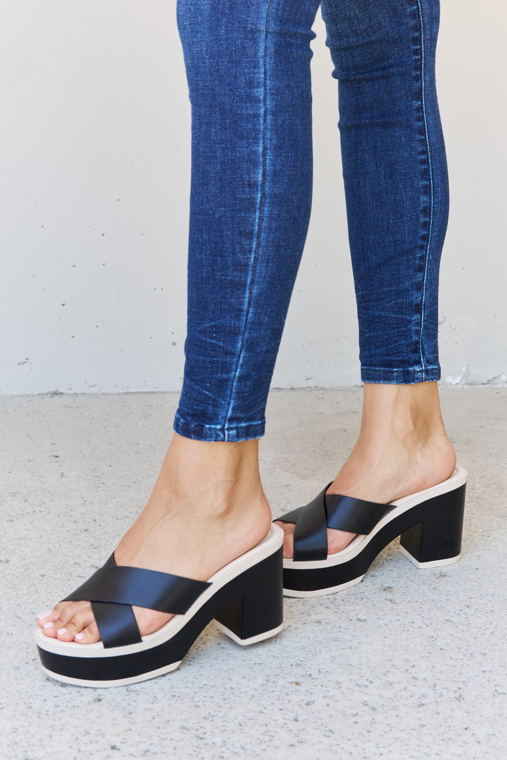 Weeboo Cherish The Moments Contrast Platform Sandals in Black - cas7m