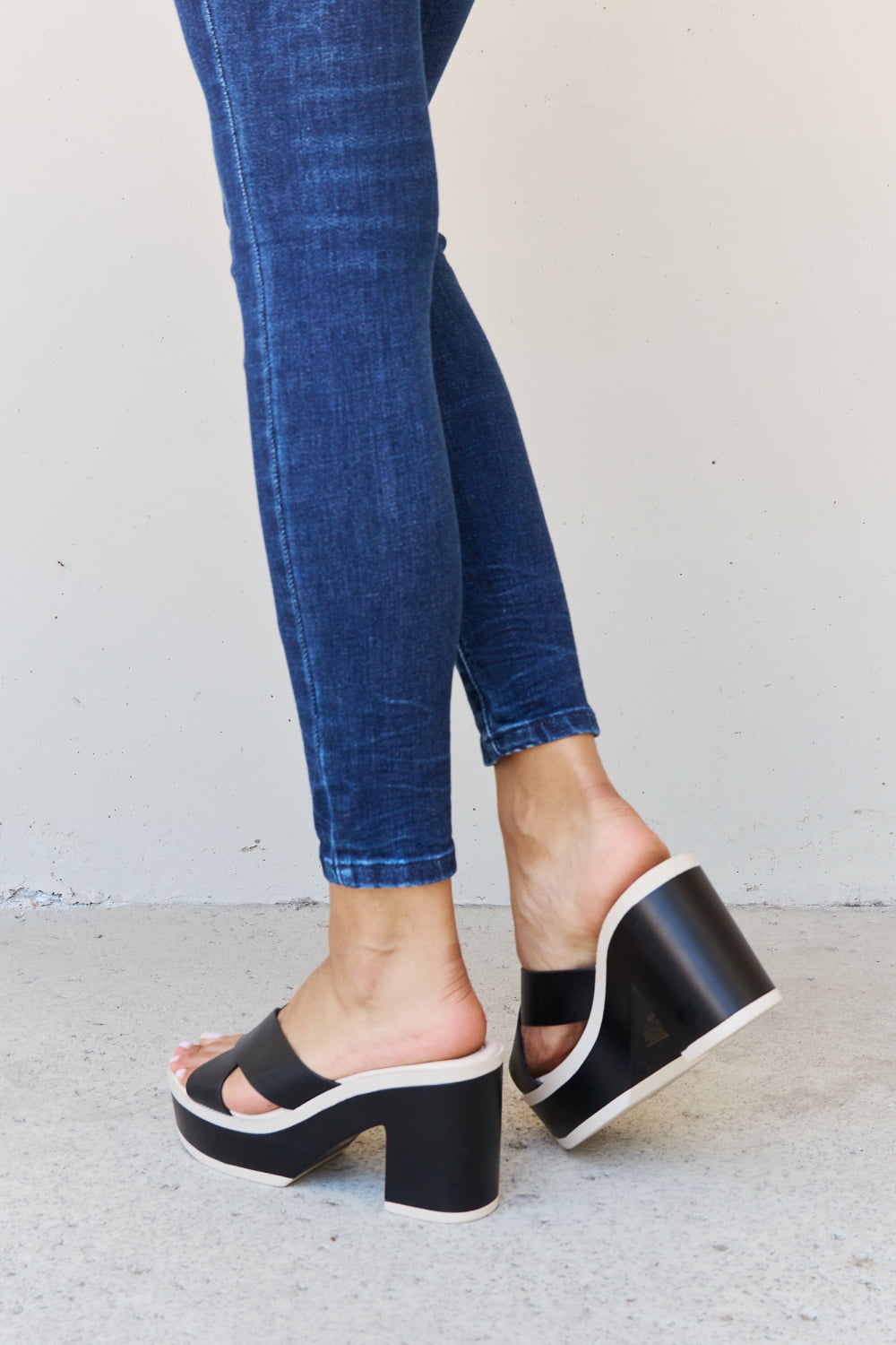 Weeboo Cherish The Moments Contrast Platform Sandals in Black - cas7m