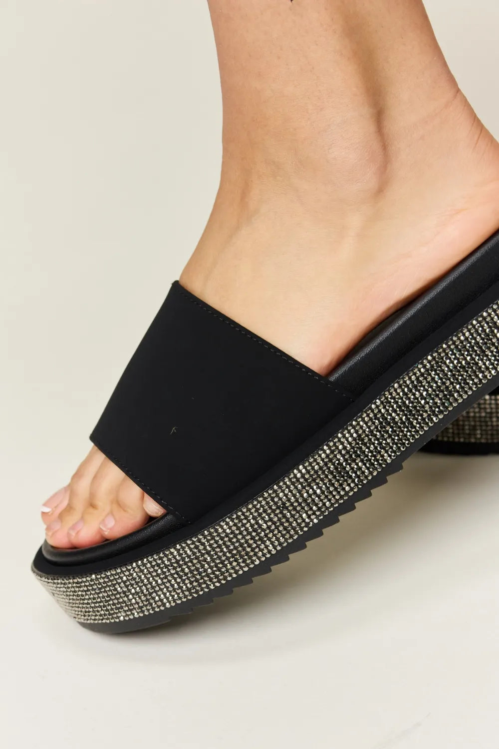 Forever Link Open Toe Rhinestone Platform Sandals - cas7m