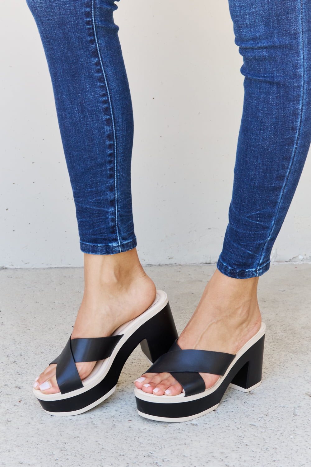 Weeboo Cherish The Moments Contrast Platform Sandals in Black - cas7m