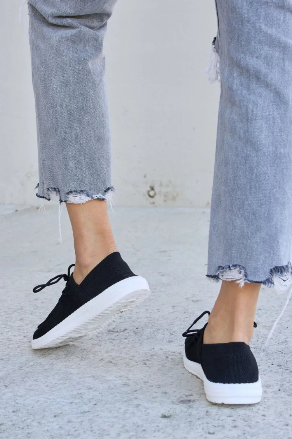 Forever Link Flat Round Toe Lace-Up Sneakers - cas7m